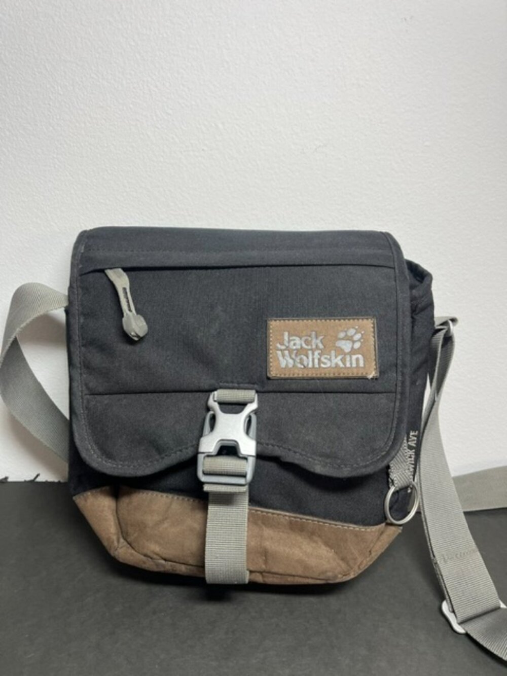Wolfskin Cross-Body or Shoulder Satchel/ Black with Suede - Picture 2 of 5